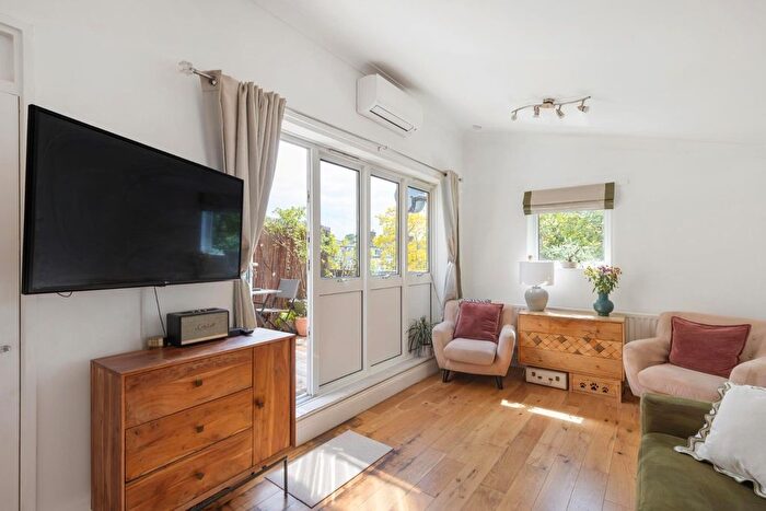 3 Bedroom Flat For Sale In Haltone House, Union Road, SW4