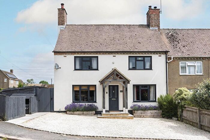 3 Bedroom Semi-Detached House For Sale In Quarhill Close, Over Norton, OX7