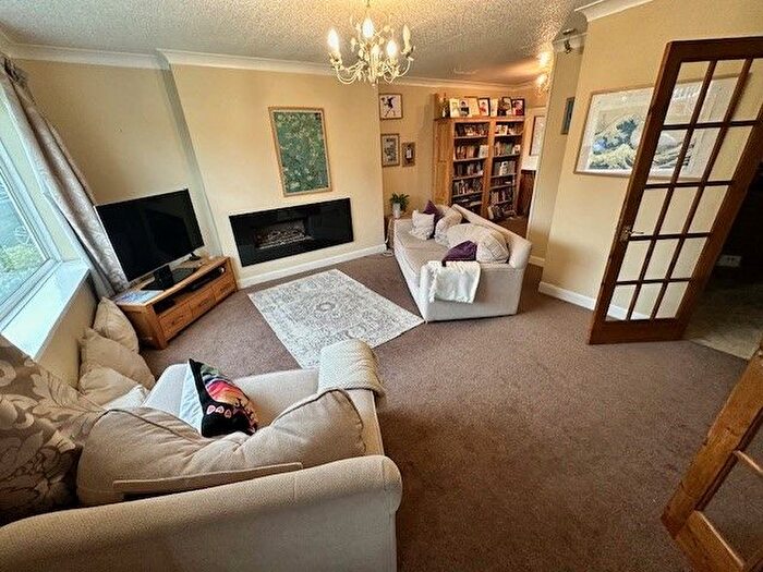 4 Bedroom Semi-Detached House To Rent In Stray Road, York, YO31