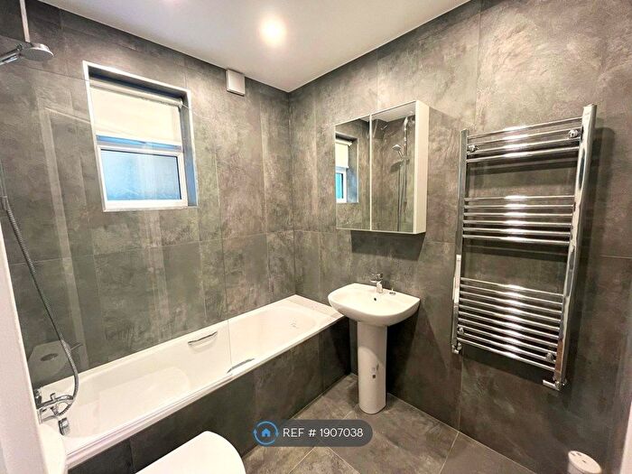 3 Bedroom Flat To Rent In Norroy Road, London, SW15