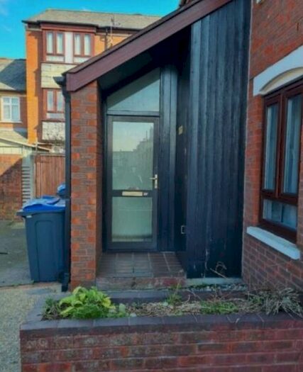 2 Bedroom Flat To Rent In Hughes Walk, : Bed Bath Furn, CR0