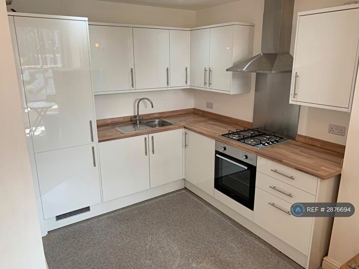 2 Bedroom Flat To Rent In Oakwood Lane, Leeds, LS8