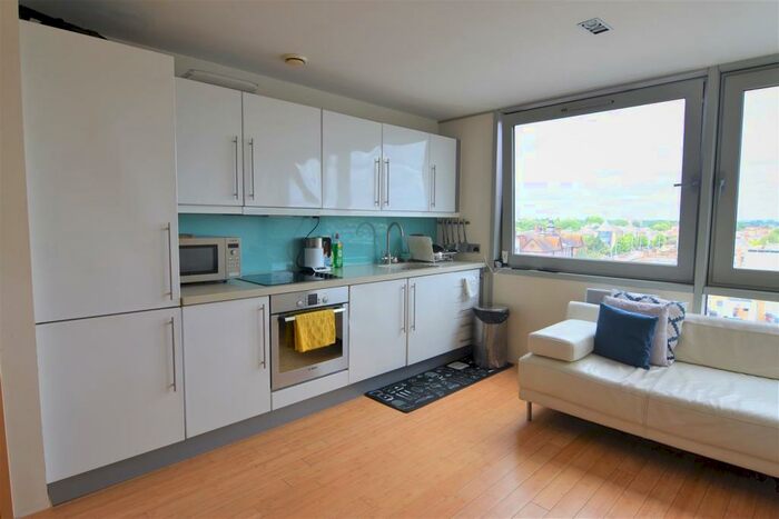 1 Bedroom Flat To Rent In Richmond Road, Kingston Upon Thames, KT2