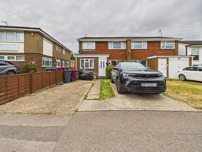 2 Bedroom Maisonette For Sale In Armour Road, Tilehurst, Reading, RG31