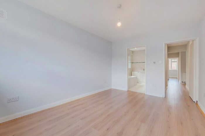 4 Bedroom Bungalow To Rent In Forrest Gardens, Norbury, London, SW16