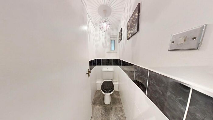 2 Bedroom Flat For Sale In East Weare Road, Portland, Dorset, DT5