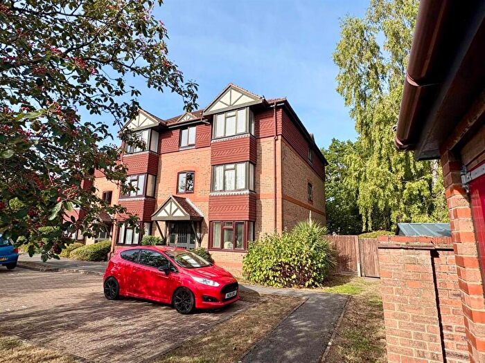 1 Bedroom Apartment For Sale In Chestnut Close, Fleet, GU51
