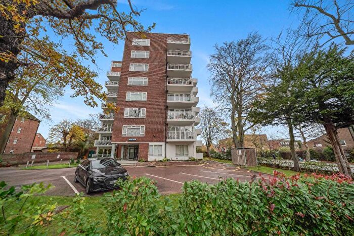 2 Bedroom Flat For Sale In The Hollies, London, E11