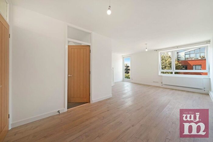 4 Bedroom Flat To Rent In Mckenna House, Bow, E3