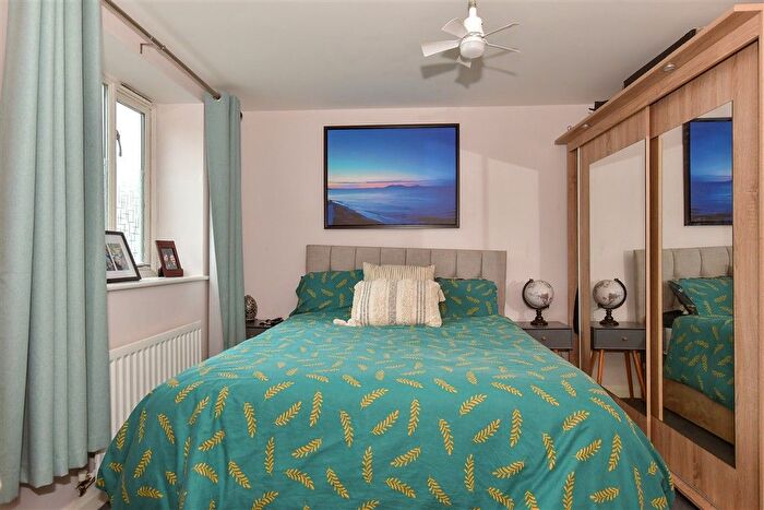 2 Bedroom Flat For Sale In George Stewart Avenue, Faversham, Kent, ME13