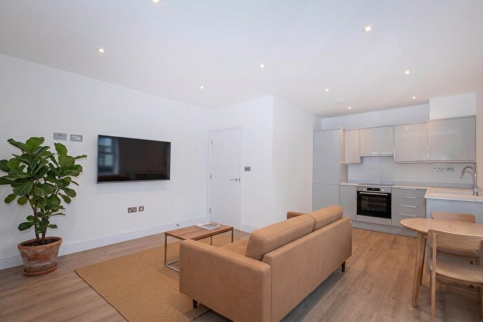 3 Bedroom Flat For Sale In Foyle Court, Hollyfield Road, Surbiton, KT5
