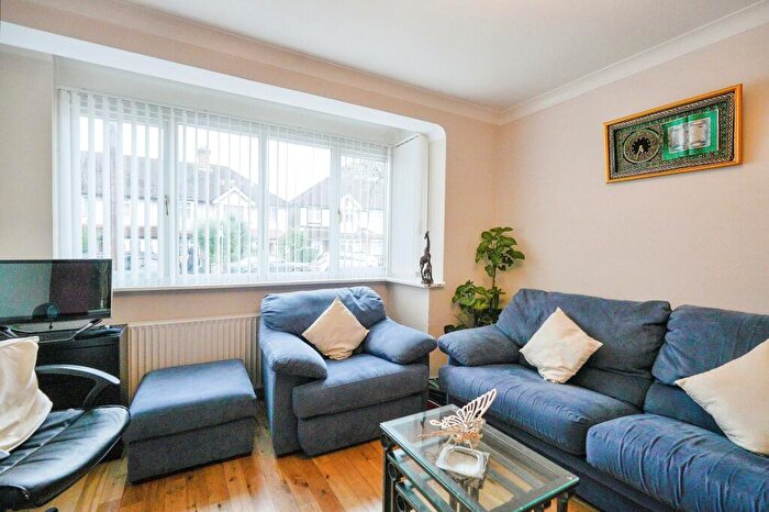 3 Bedroom Terraced House For Sale In Chestnut Grove, Mitcham, CR4