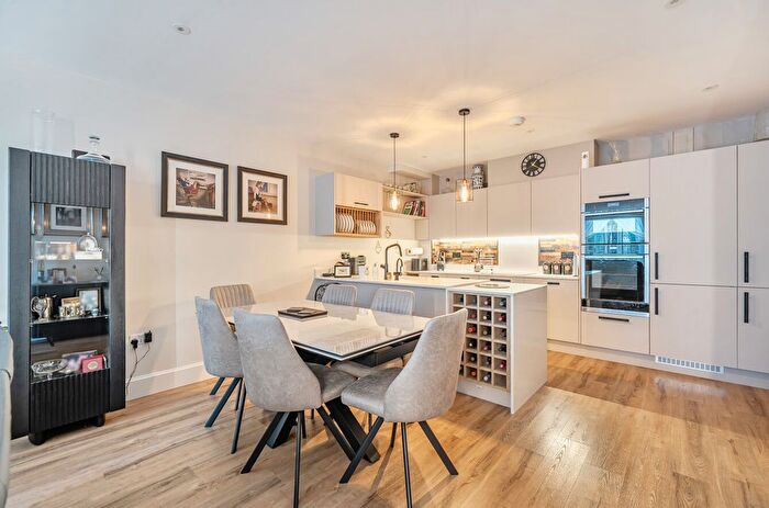 2 Bedroom Flat For Sale In Oatlands Drive, Weybridge, KT13