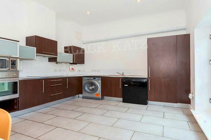 3 Bedroom Flat To Rent In Caledonian Square, NW1