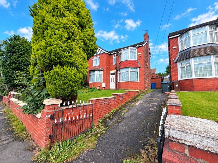 3 Bedroom Semi-Detached House For Sale In Park Road, Prestwich, M25