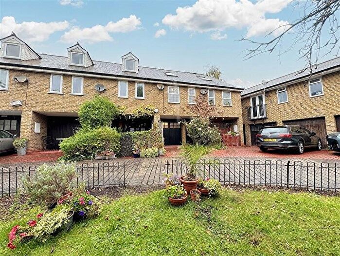 2 Bedroom House To Rent In Elm Green Close, Stratford, E15