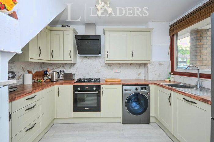 2 Bedroom Maisonette To Rent In River Park Gardens, Bromley, BR2