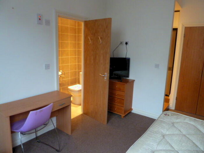 Studio To Rent In Whitefield Terrace, Flat, PL4