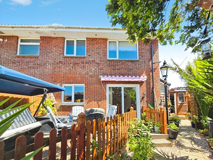 1 Bedroom Terraced House For Sale In Lanes End, Totland Bay, Isle Of Wight, PO39