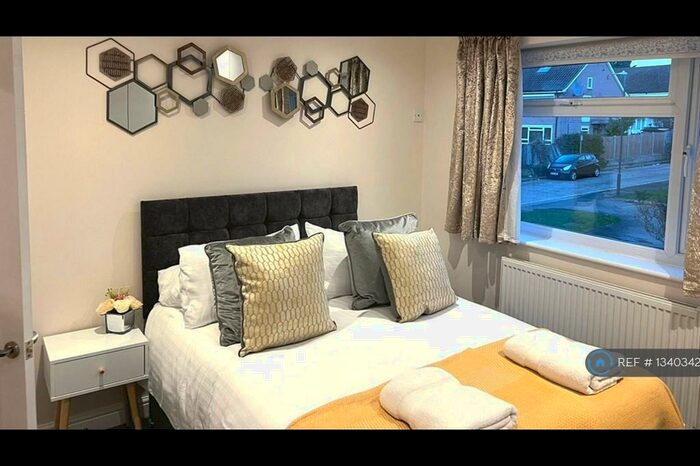 3 Bedroom Flat To Rent In Beech Tree Close, Stanmore, HA7