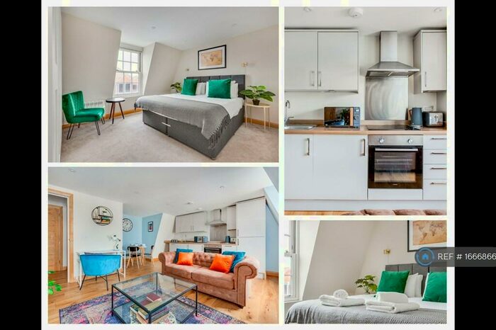 2 Bedroom Flat To Rent In Weybourne House, Chertsey, KT16