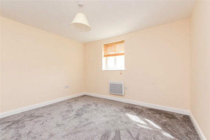 2 Bedroom Flat For Sale In Waterside, Gravesend, Kent, DA11