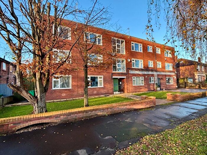 2 Bedroom Flat For Sale In Parrs Wood Road, Didsbury, M20