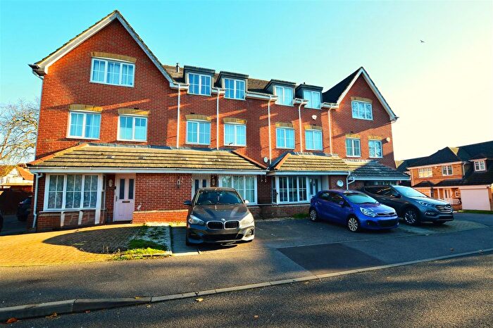 3 Bedroom Terraced House To Rent In Broomfield Gate, Slough, SL2