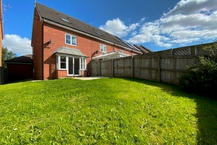 3 Bedroom Town House To Rent In Companions Close, Rotherham, S66