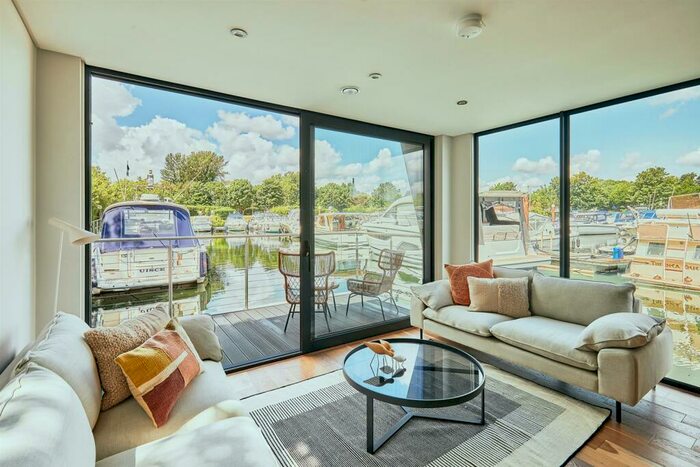 2 Bedroom House Boat For Sale In Barton Marina, Burton-on-Trent, DE13