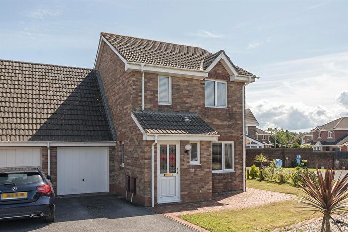 3 Bedroom Link Detached House For Sale In Sandpiper Road, Llanelli, SA15