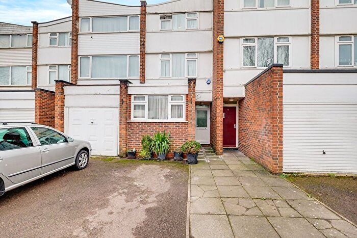 4 Bedroom Town House For Sale In Hardie Close, London, NW10