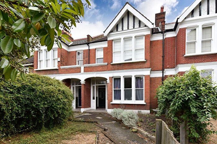 3 Bedroom Flat To Rent In Park Hill, Abbeville Village, London, SW4