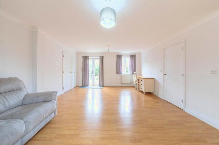 1 Bedroom Flat To Rent In King Edward House, Queen Edith's Way, Cambridge, CB1