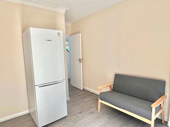 4 Bedroom Flat To Rent In Villiers Close, Surbiton, KT5