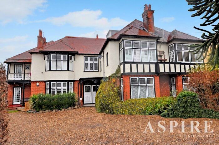 2 Bedroom Apartment To Rent In Whitefriars Crescent, Westcliff-On-Sea, SS0