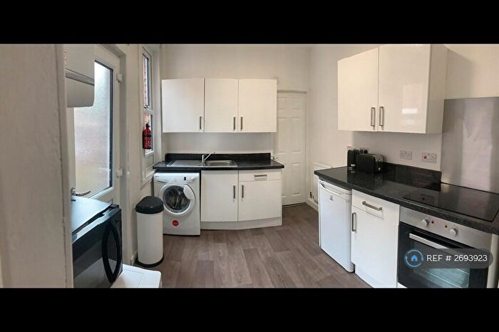 3 Bedroom Flat To Rent In Buston Terrace, Newcastle Upon Tyne, NE2