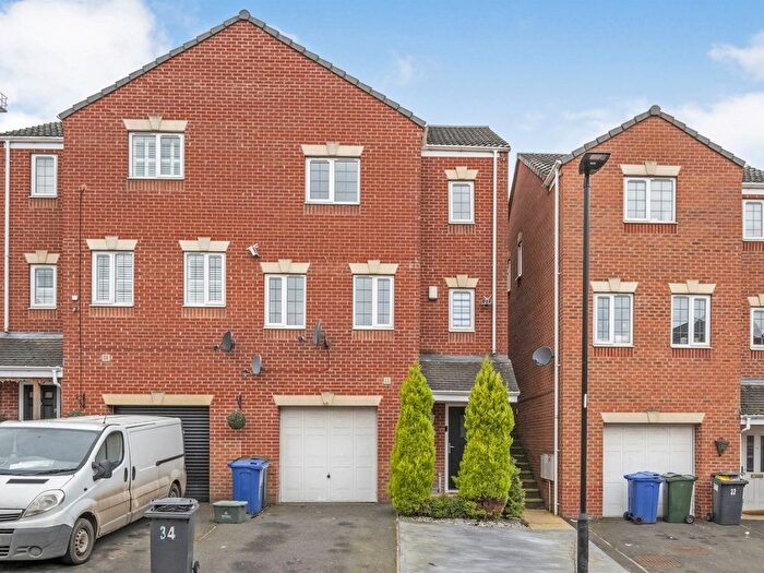 3 Bedroom Semi-Detached House For Sale In Swan Court, Askern, Doncaster, DN6