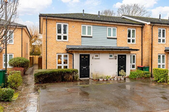 3 Bedroom End Of Terrace House For Sale In Siena Drive, Crawley, RH10