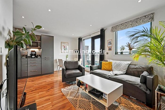 2 Bedroom Apartment For Sale In Copenhagen Street, London, N1