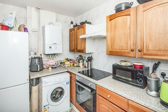 3 Bedroom Flat To Rent In Shenley Road London, SE5