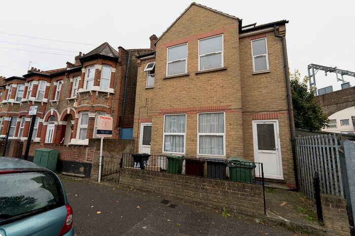 3 Bedroom Flat To Rent In Wesley Road, Leyton, E10