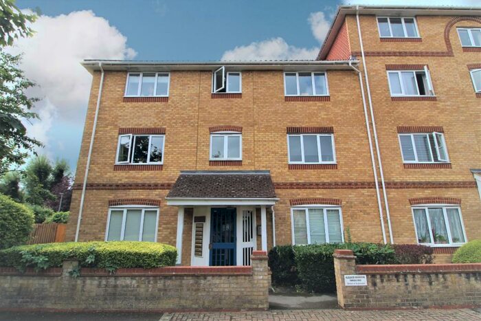 2 Bedroom Apartment To Rent In Swan Mead, Hemel Hempstead, Hertfordshire, HP3