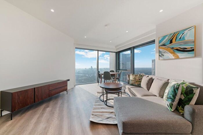 2 Bedroom Apartment To Rent In Aspen, Marsh Wall, London, E22