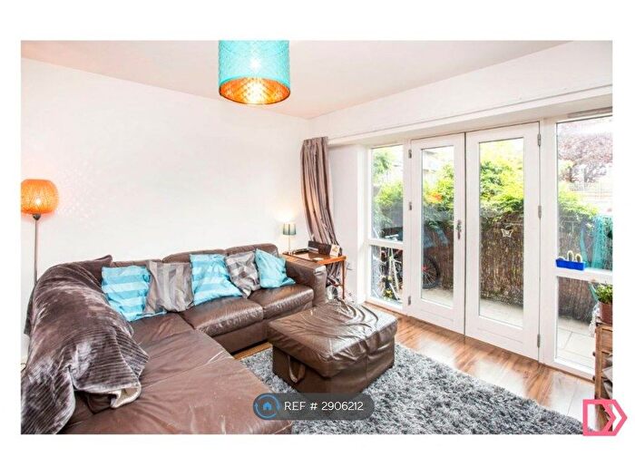 3 Bedroom Flat To Rent In Stepney Way, London, E1