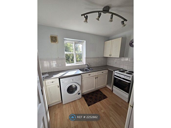 2 Bedroom Flat To Rent In Coalmans Way, Burnham, Slough, SL1