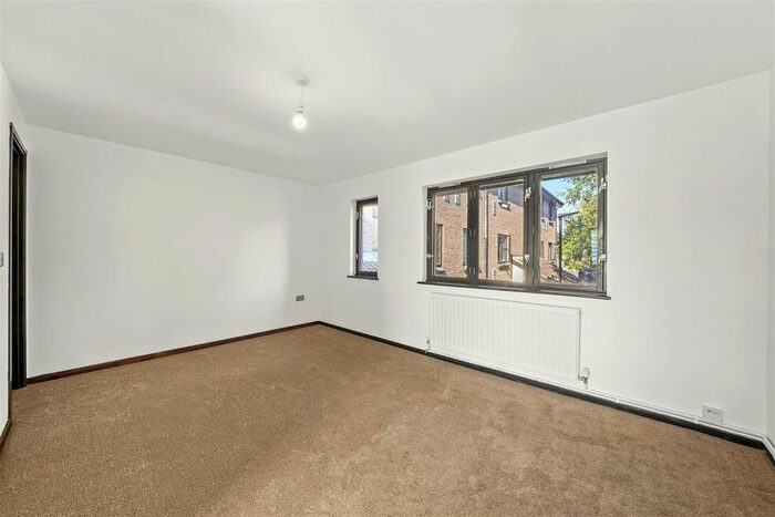 Studio To Rent In Braybourne Drive, Isleworth, TW7