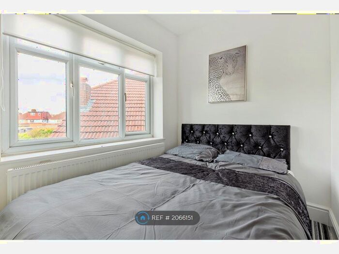 Studio To Rent In Broad Walk, Hounslow, TW5