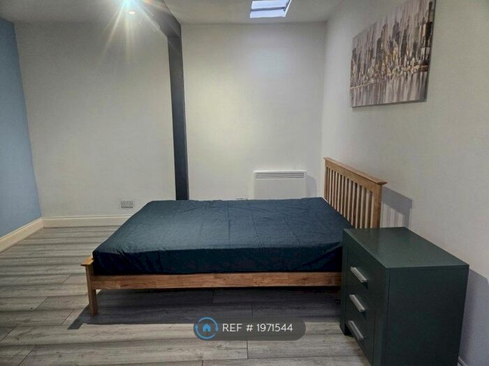 1 Bedroom Maisonette To Rent In South Avenue, Egham, TW20