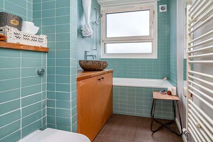 2 Bedroom Flat For Sale In Tottenham Road, Islington, London, N1